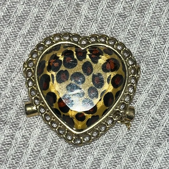 Vintage Betsey Johnson gold tone leopard heart shaped pendant/charm - Picture 2 of 6